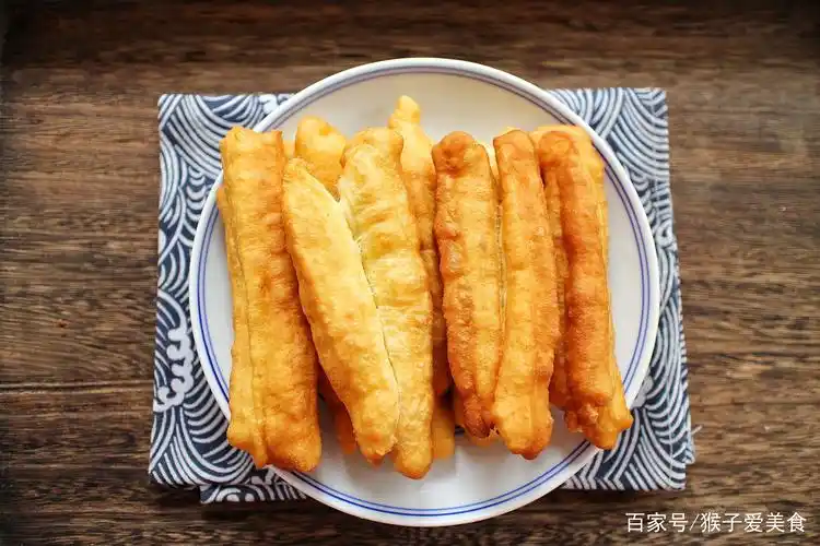 油条要想做的好吃,别只加水,揉面的时候加点它,成品蓬松有嚼劲