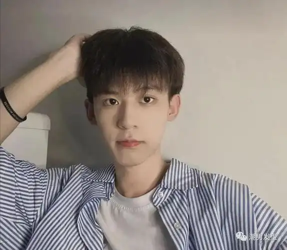 元旦男生可以试试这3款"超好看"的刘海发型,时尚帅气又有魅力