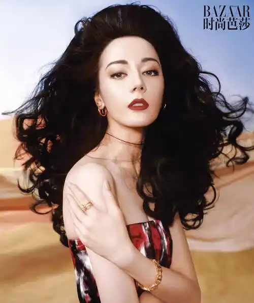 迪丽热巴时尚芭莎八月刊 粗发辫雀斑妆 夸张又个性 张力十足_裙子