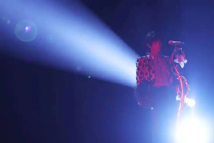 华晨宇跨年舞台温暖献唱 在繁花似锦中奔赴2022_2022跨年晚会_牵牛花