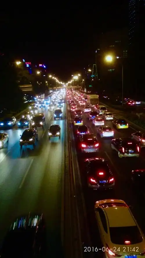 北京夜晚天桥下的车流