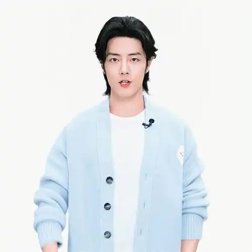 肖战##日常见肖战#蓝毛衣暖意加倍帅!