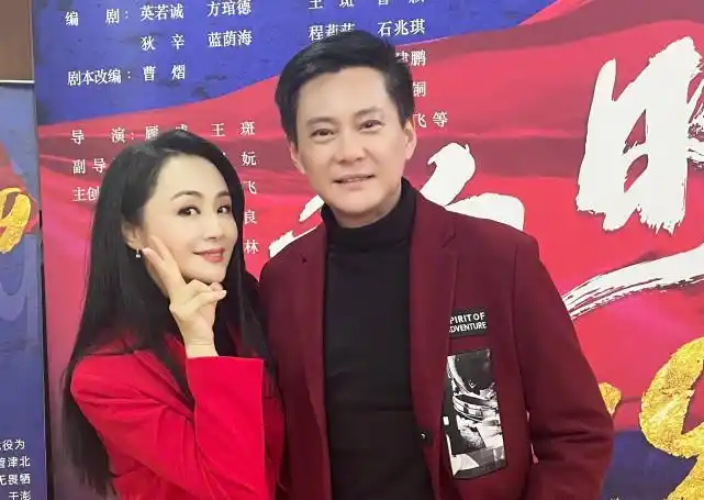 主持人曹颖晒全家福庆祝结婚周年纪念日,11岁爱子超帅气|成龙|王斑