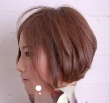 时尚炫酷的短发波波头设计,采用前长后短的设计方式,贴脸的设计效果更