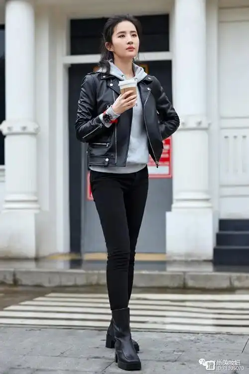 刘亦菲这回造型真大胆,穿吊带连衣裙露腰又露背,这气质美出圈