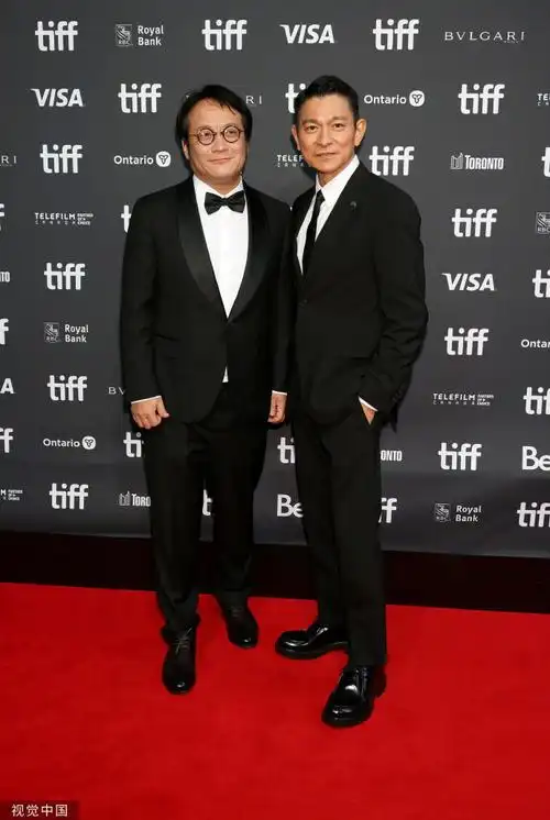 《红毯先生》在#多伦多电影节#全球首映,导演宁浩,主演刘德华亮相红毯