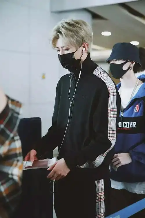 耳机戴反的坤坤(还有今天的鞋带依旧是个球)