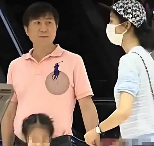 这位名叫万山的"姐夫",他的爷爷在军方背景上比韩雪的爷爷更加虾照