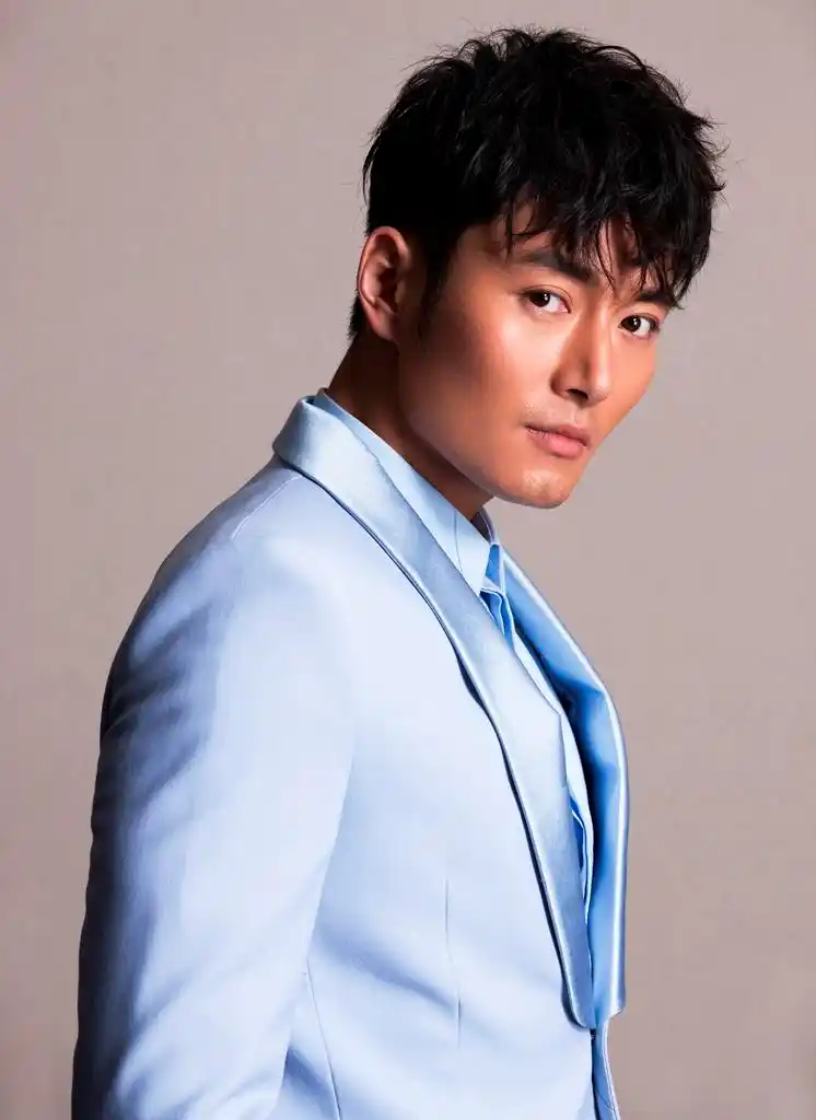 李东学帅气写真曝光 时尚暖男演绎别样摩登气质_聚光灯_人物_男士