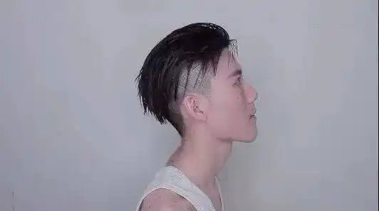 两侧发鬓掏空,中间头发盖下来的男生发型很帅!_手机搜狐网