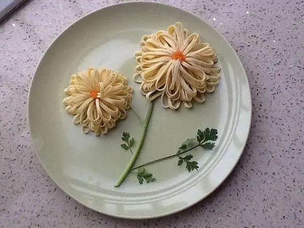 超级简单的造型菜,为餐桌添加一点情调. 用料