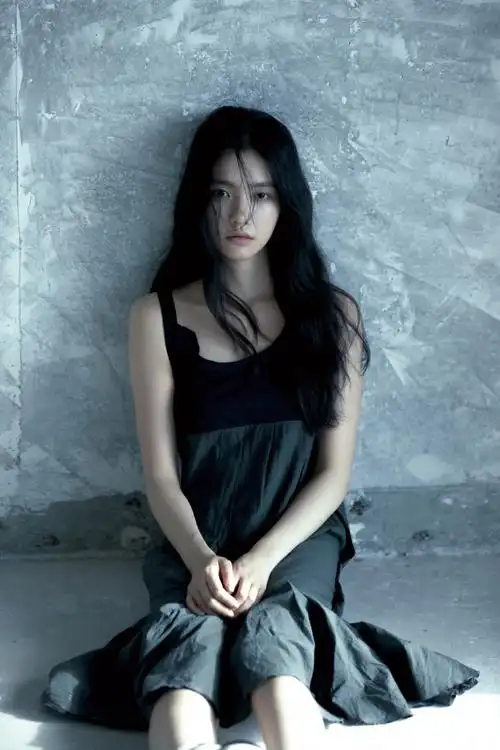 林允的一组美照曝光,她身穿白色衬衫清纯可人,妆容干净简单,披散一头