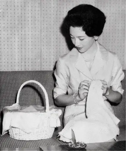 日本皇后美智子绝版旧照,第五幅图,举手投足尽显高贵优雅