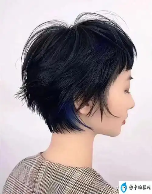 层次短碎发虽然不如推边短发那样的清爽,但是相对来说更自然一些,适合