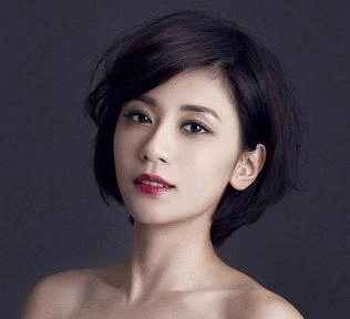 冻龄女神贾静雯短发配ol装竟化身都市丽人