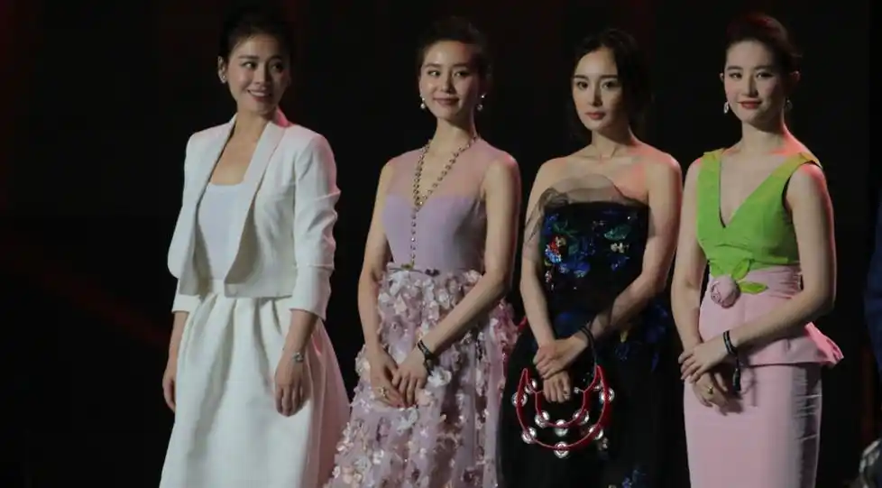 有一种差距,叫女明星同框,"皮相美"和"骨相美",一目了然