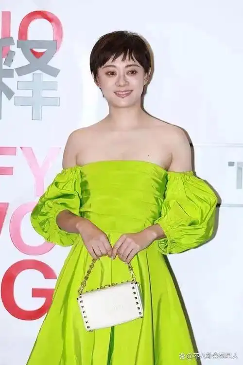 最近,40岁的孙俪参加了一个活动,只见她穿着白色衬衫,系着黑色领带,上