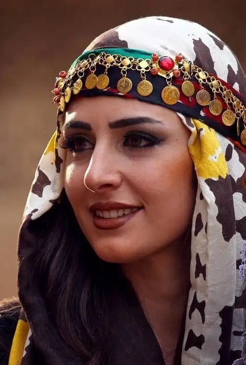 战火难挡爱美之心!美女库尔德时装秀上自拍忙