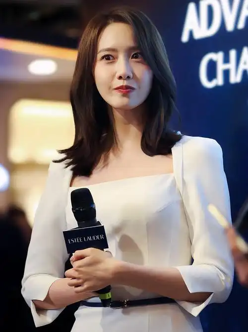 林允儿清新脱俗的优雅佳人