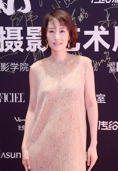 刘敏涛年龄越大越有气质,裸色印花裙宽松大方,这么穿太减龄