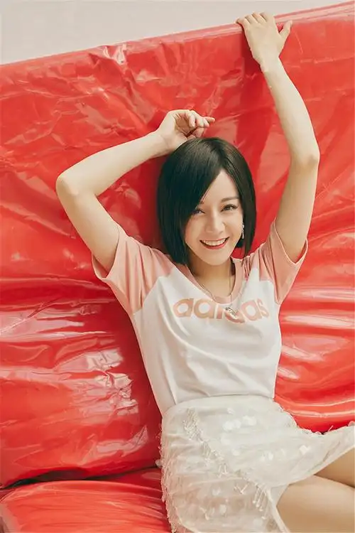 迪丽热巴换了新发型,剪及肩短发时髦个性,比起之前更有灵气了