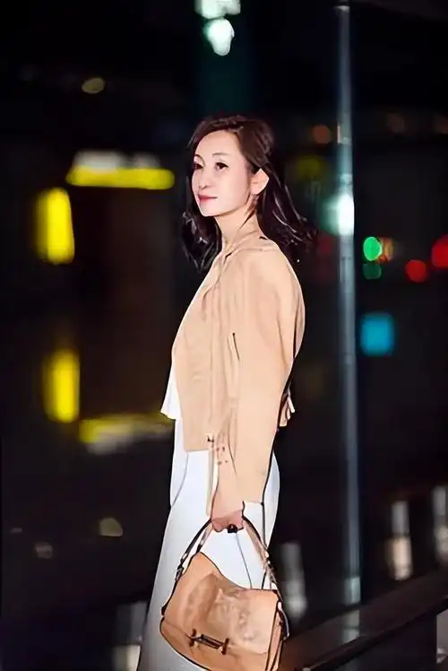 秦海璐作为中年女性演员的代表,不仅颜值高,身材好,而且也为我们带来