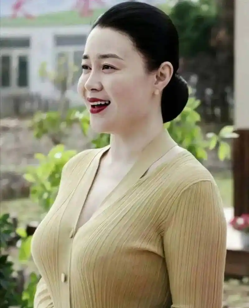 关婷娜出演的影视剧都是本山传媒旗下的作品,除了参演影视剧外,她还