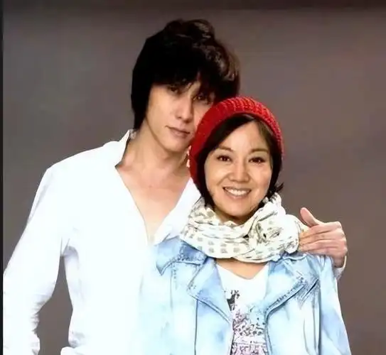 闫妮和前夫邹伟离婚18年了夫妻差距一目了然