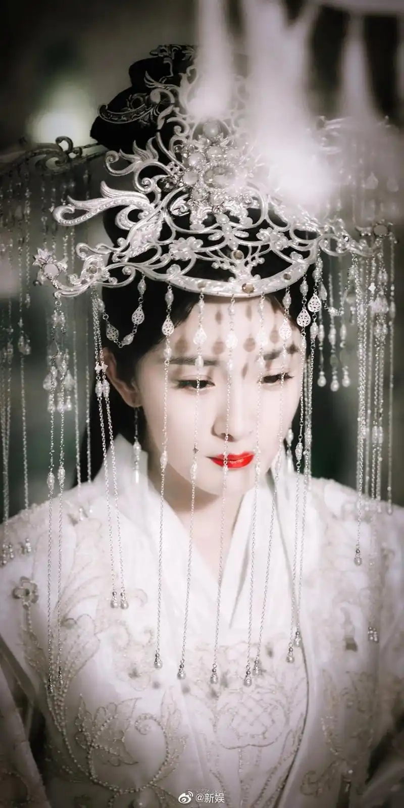 了~白衣珠翠,衬得白浅上神更显冰肌玉骨,仙容月貌~杨幂真的是天姿灵秀