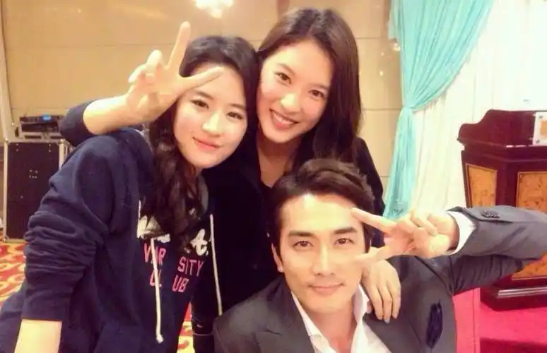 分手两年之后,宋承宪点赞刘亦菲微博,昔日情侣是否有意向复合?