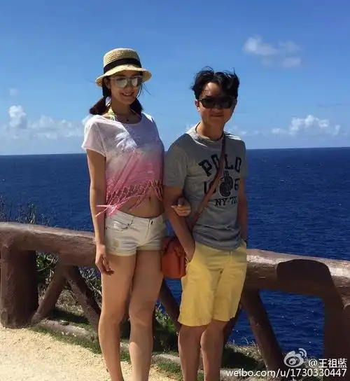 王祖蓝晒照为老婆庆生 李亚男素颜出镜酒窝甜美