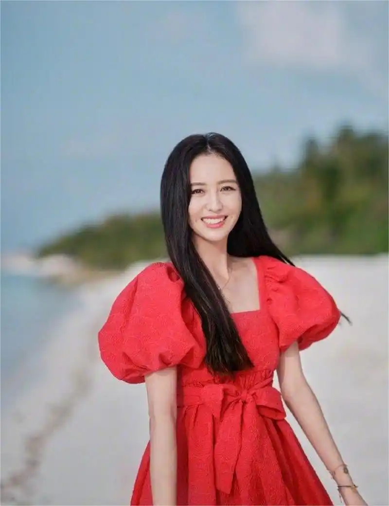 陈思诚发背影照卡点发文为前妻佟丽娅庆祝生日"朵朵妈,生日快乐,率性