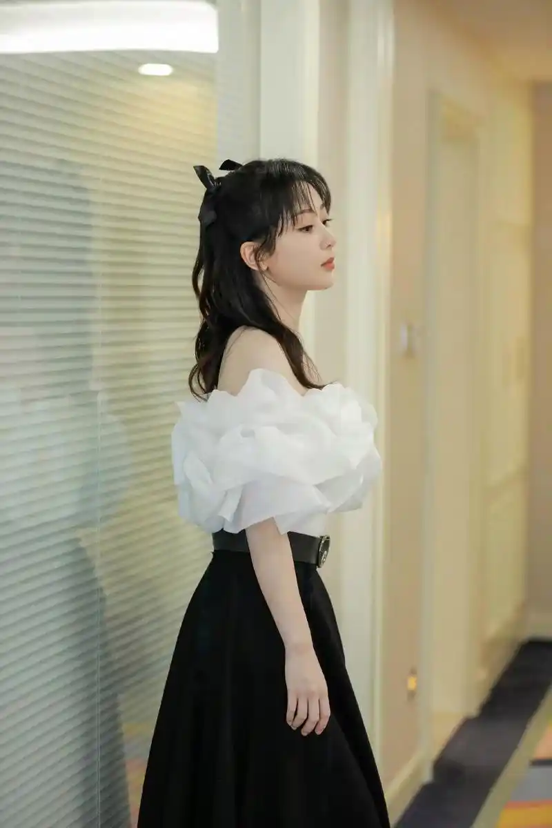 杨紫太会穿!身穿一字肩花瓣裙,公主卷发 蝴蝶结,显优雅少女风插图