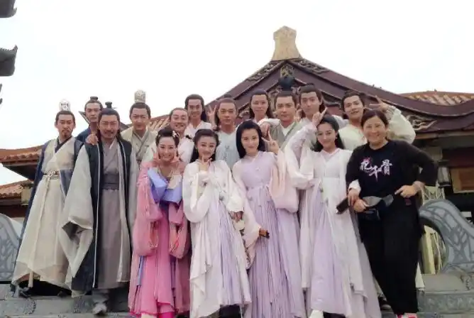 《花千骨》曝幕后合影 没加特效的仙魔好搞笑