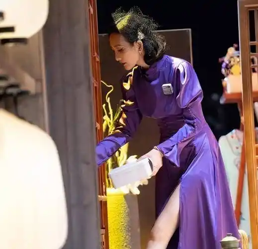 总之,王鸥的民族旗袍造型给人们带来了一场视觉盛宴,让人们看到了他在