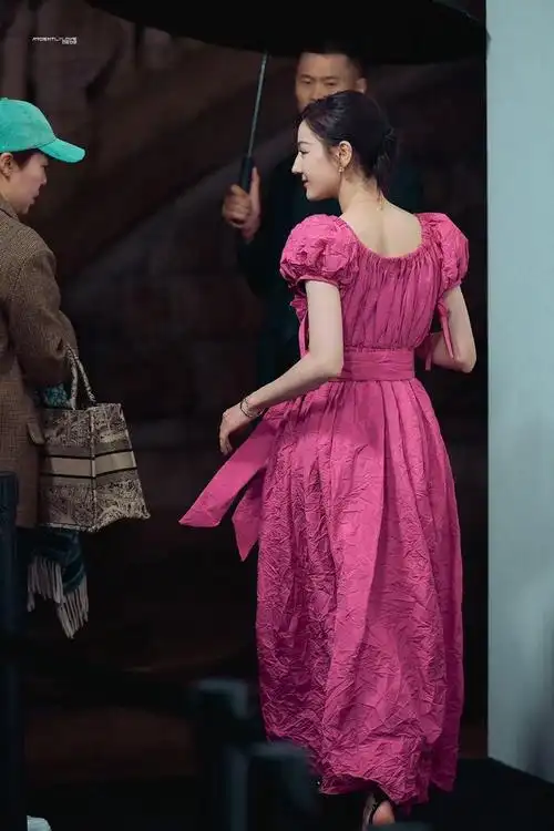 迪丽热巴撑伞侧颜,粉色长裙优雅迷人,一举一动都是故事感