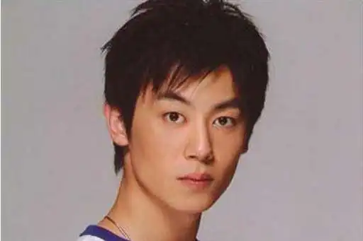 朱亚文早年青涩旧照,帅气逼人颜值高,难怪能俘获众多少女心!