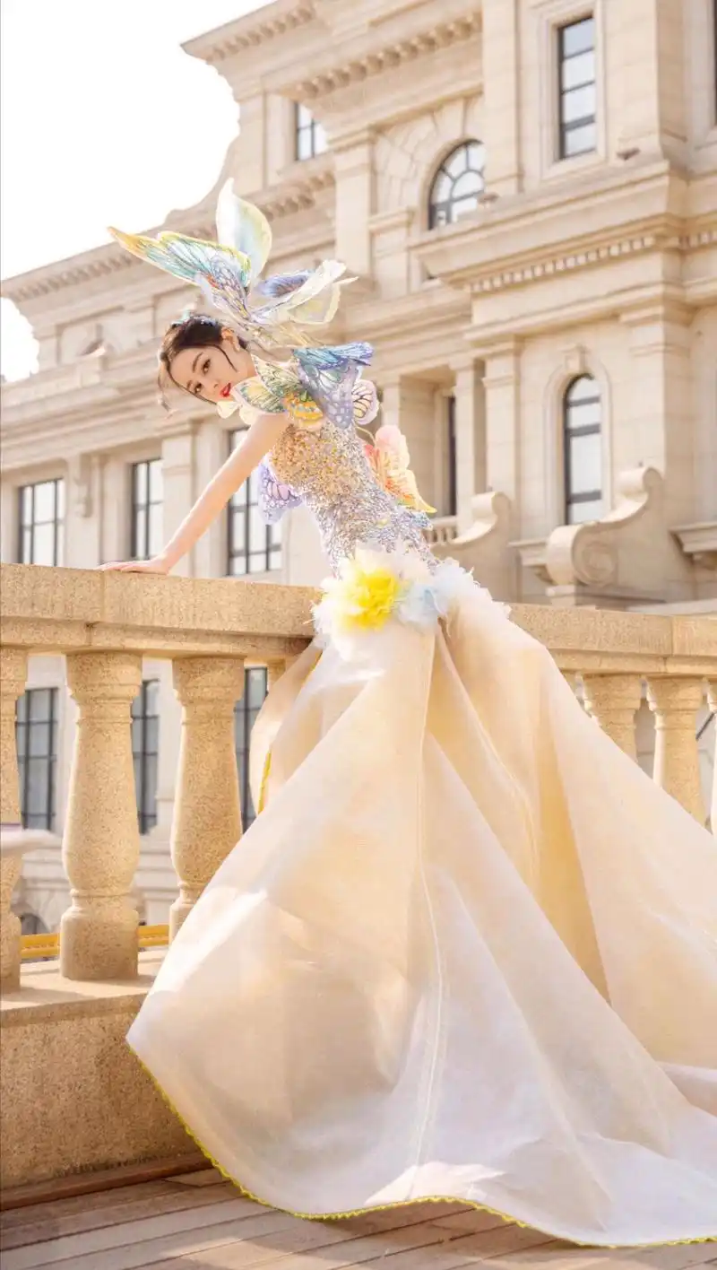 迪丽热巴梦幻蝴蝶礼服写真