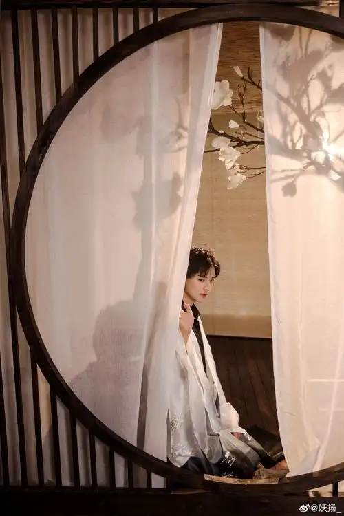 妖扬真的是我见过的最适合化妆的男孩子了呜呜呜