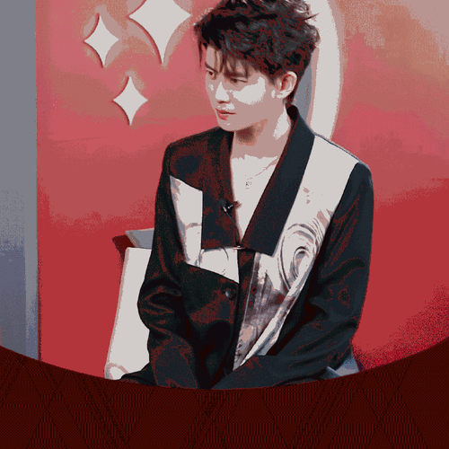 任嘉伦侧颜三宫格随拍