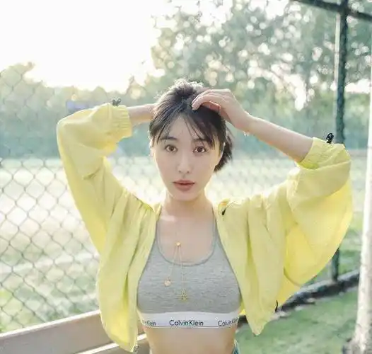 原创李菲儿的水蛇腰太美了穿运动衣服配超短裙身材好就是敢穿