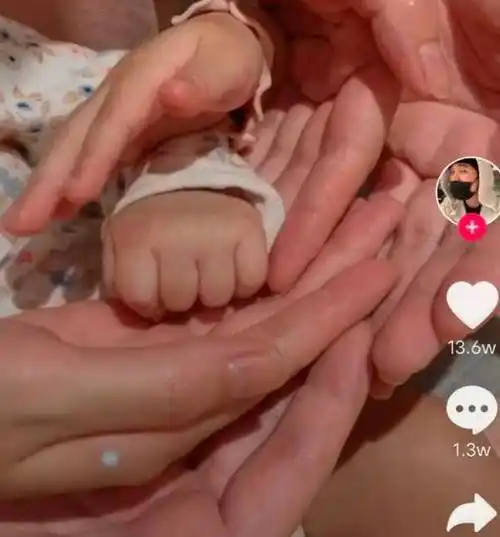 陈赫官宣二胎生女喜讯,晒宝宝白皙小拳头,两条腿肉嘟嘟超可爱_保护_小