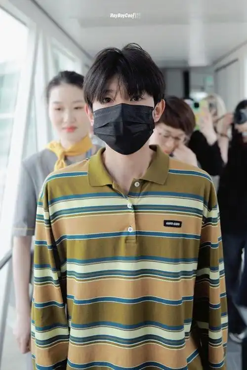 王源机场慵懒造型惹人爱