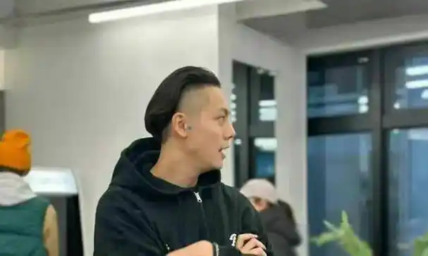 陈伟霆换了新发型,留背头的他突然发现不帅了,颜值下降_一个人_魅力