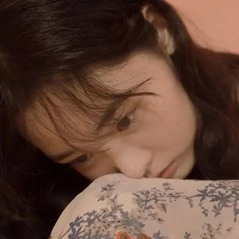 长发歪脖子自拍的清纯美女头像图片