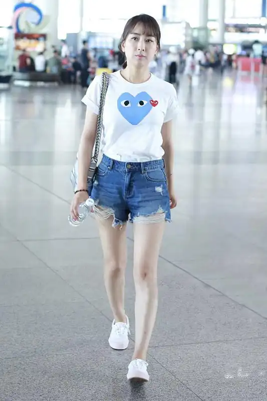 马苏穿破洞牛仔短裤,时尚个性,秀出匀称白皙腿型 转载自百家号作者