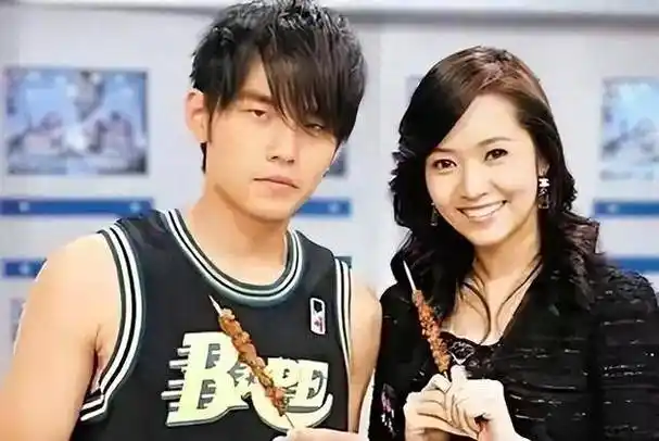 周杰伦与侯佩岑的互动,让人怀疑他们是否复合,他们之间的关系_网友