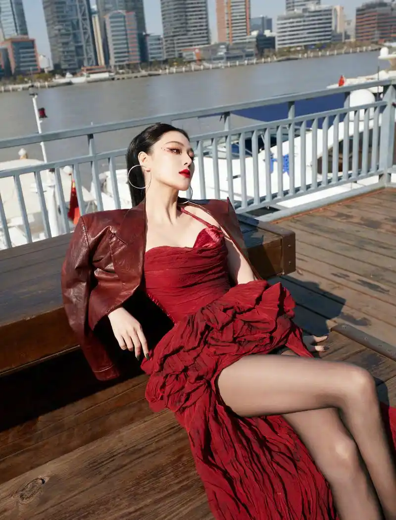 张馨予上海随拍,红色抹胸长裙造型 #张馨予