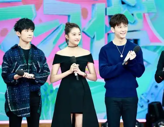 王嘉与易烊千玺关晓彤控烟倡导者集体亮相《天天》上周末播出的《天天