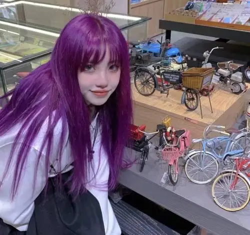 大家有紫发美女的头像吗